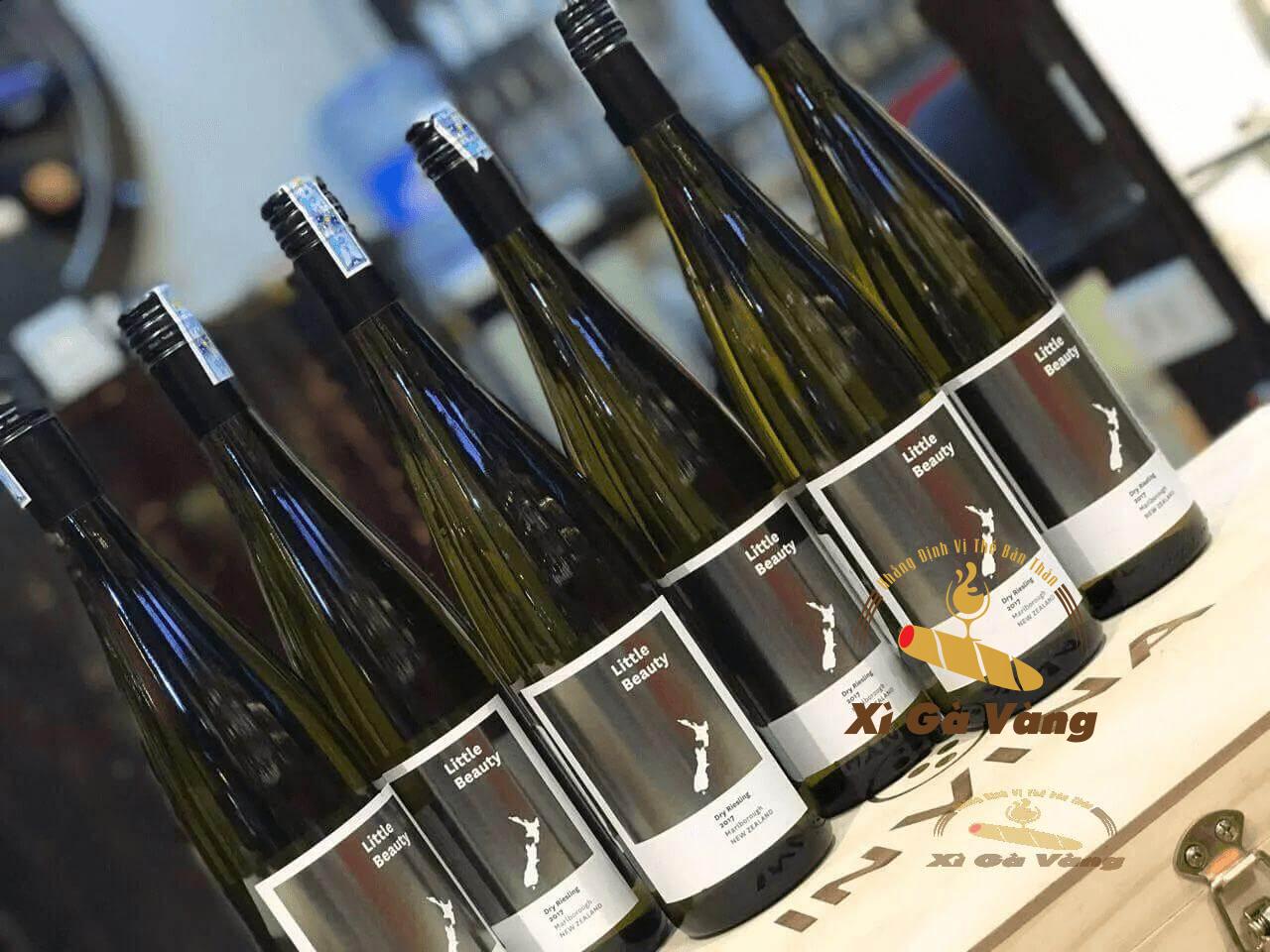 Ngay từ giây phút đầu tiên, bạn sẽ bị ấn tượng bởi hương thơm thanh khiết của Little Beauty Dry Riesling